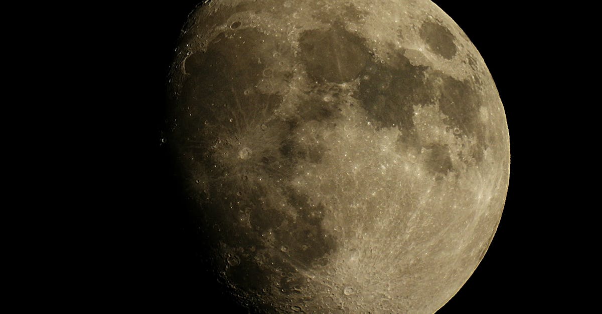 découvrez les mystères de la nouvelle lune, un moment idéal pour se ressourcer et établir de nouvelles intentions. plongez dans les rituels lunaires et apprenez comment cette phase céleste peut influencer votre énergie et votre croissance personnelle.