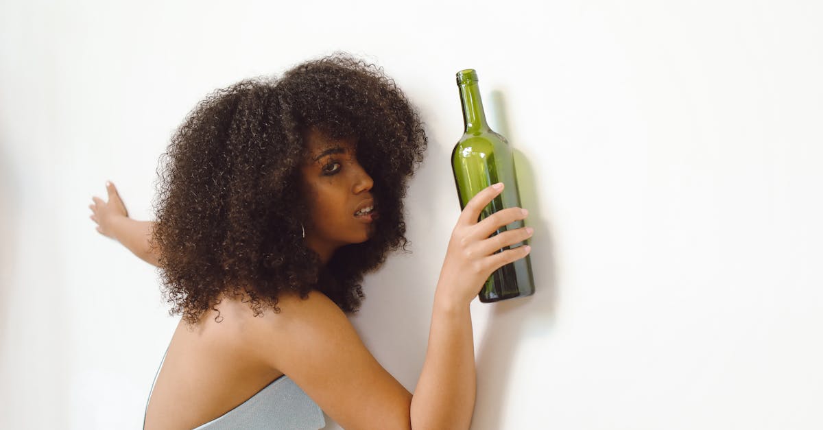 découvrez tout ce que vous devez savoir sur la gueule de bois : causes, symptômes et remèdes efficaces pour soulager votre malaise après une nuit de fête.