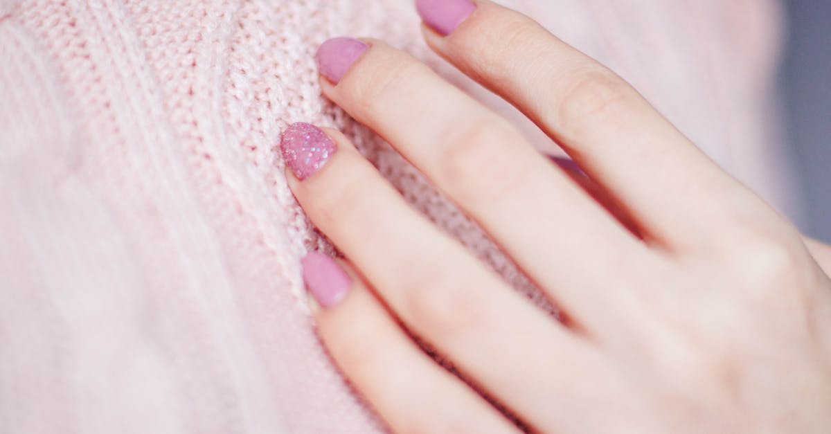 découvrez des astuces efficaces pour arrêter de se ronger les ongles et retrouver des mains belles et saines. apprenez les causes et les solutions pour vaincre cette habitude.